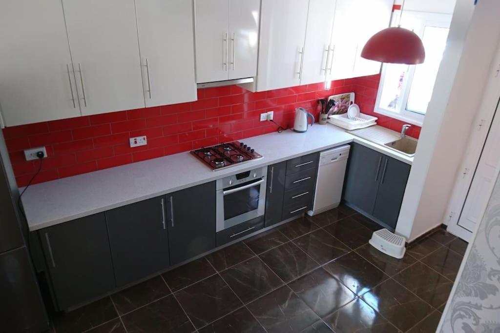 Isabella Court Townhouse Near Venus Beach And Lidl パ フォス エクステリア 写真
